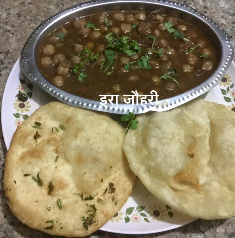 काले छोले और  भटूरे 