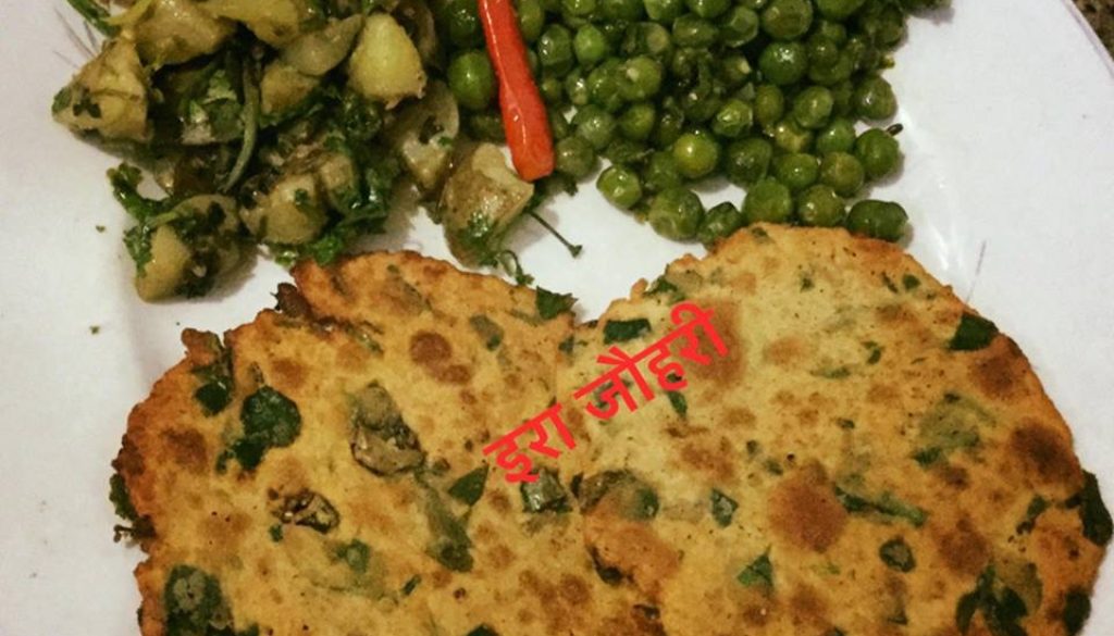 मेथी की बेसनी गरमगरम पूड़ियों  व हरीधनिया के लहसुनी आलू और हरी मटर की घुघरी के साथ जाड़े के मौसम का मजा लीजिये    ﻿