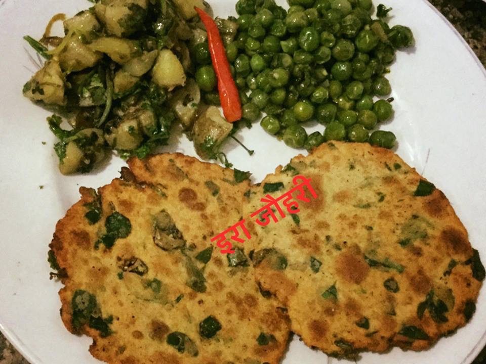 मेथी की बेसनी गरमगरम पूड़ियों  व हरीधनिया के लहसुनी आलू और हरी मटर की घुघरी के साथ जाड़े के मौसम का मजा लीजिये    ﻿