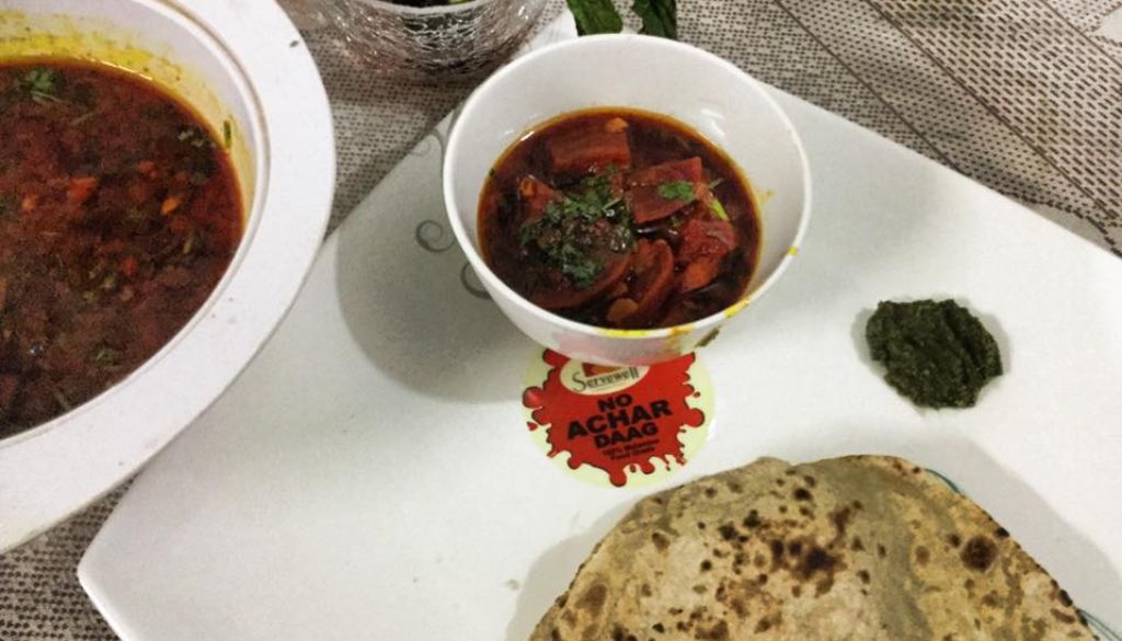 चुकन्दर की पौष्टिक रसीली सब्जी  और रोटी  साथ मे ह्रदय के लिये लाभ कारी धनिया और लहसन की हरीमिर्च पड़ी चटनी भी है