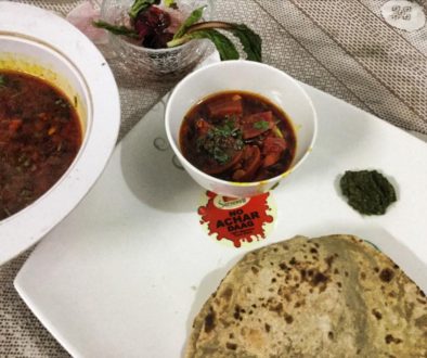 चुकन्दर की पौष्टिक रसीली सब्जी  और रोटी  साथ मे ह्रदय के लिये लाभ कारी धनिया और लहसन की हरीमिर्च पड़ी चटनी भी है