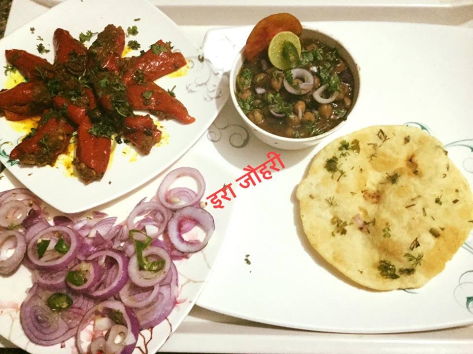 कम चिकनाई मे बने बिना हल्दी के  छोले , मैदा और सूजी मिलाकर बने भटूरे और लालमिर्च की सब्जी