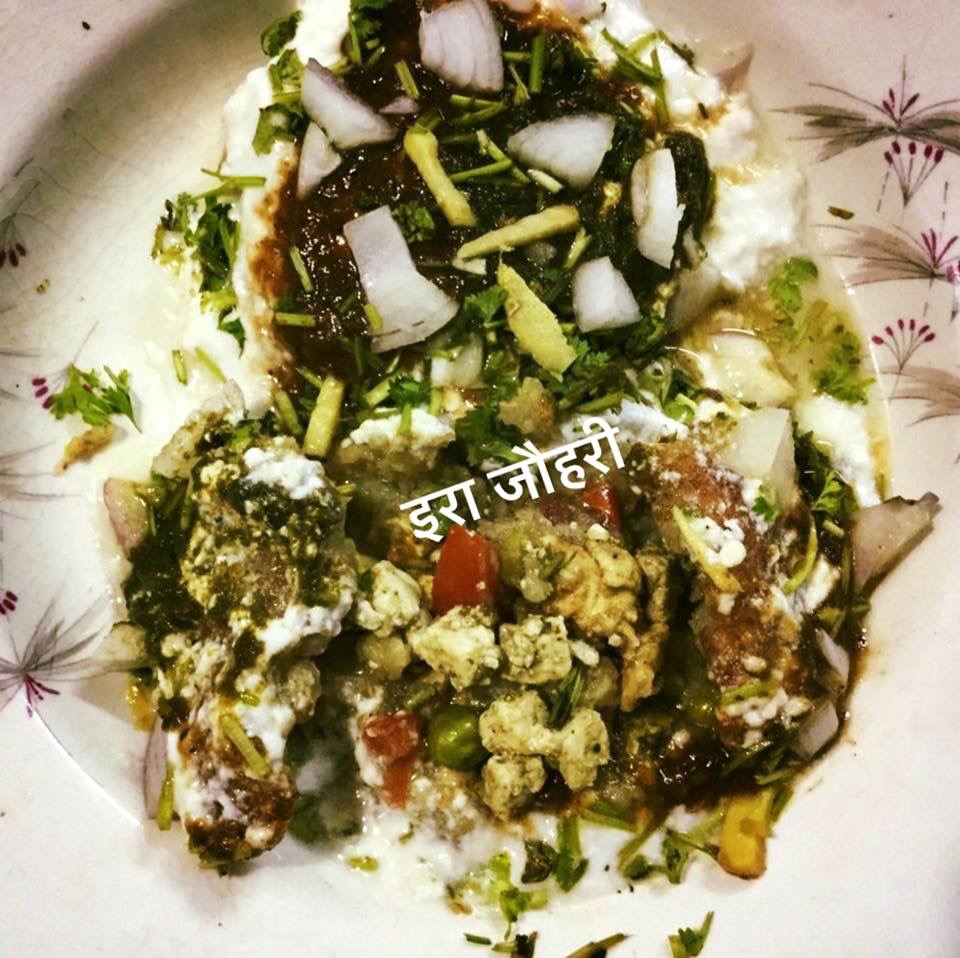 पनीर, मटर , टमाटर ,भरी , पुदीना , हरीधनिया की सुगन्ध व इमली की चटनी की तरह खट्मिट्ठी चटपटी आलू की टिक्की