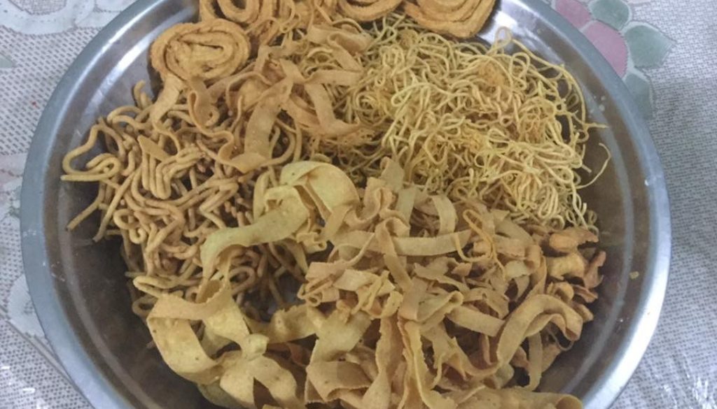 बेसन के मोटे , पतले सेव , चकरी और रिबन्स