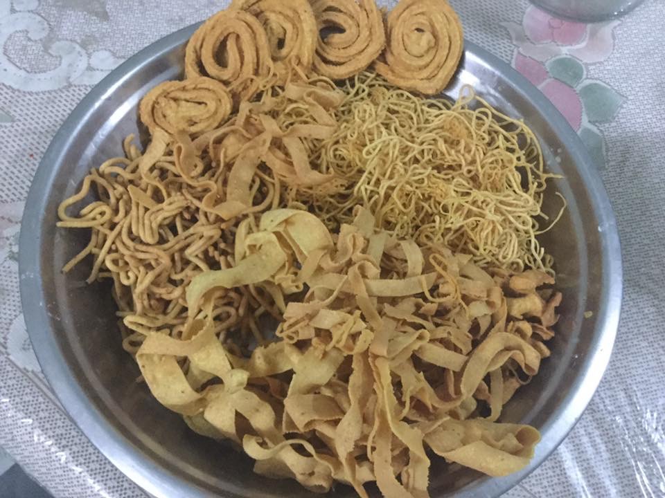 बेसन के मोटे , पतले सेव , चकरी और रिबन्स