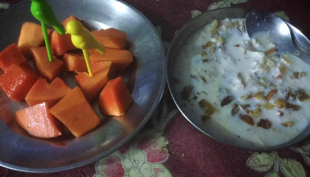 सुबह का हल्का फुल्का सुपाच्य नाश्ता  ओट्स खीर और कटा पका पपीता  शुभ प्रभात