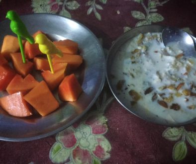 सुबह का हल्का फुल्का सुपाच्य नाश्ता  ओट्स खीर और कटा पका पपीता  शुभ प्रभात