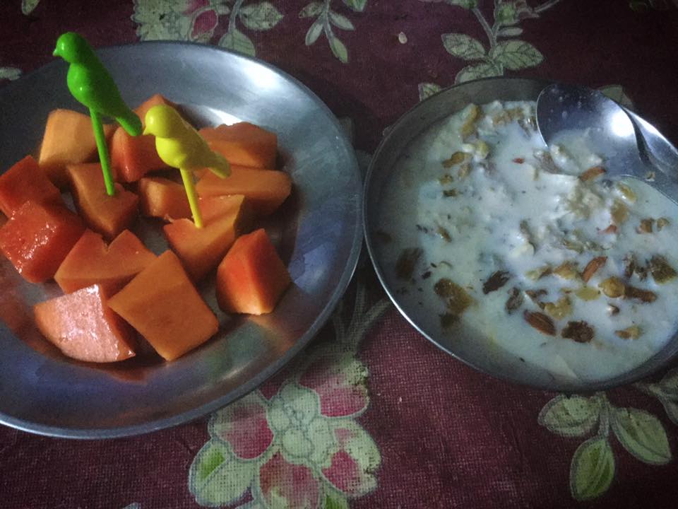 सुबह का हल्का फुल्का सुपाच्य नाश्ता  ओट्स खीर और कटा पका पपीता  शुभ प्रभात