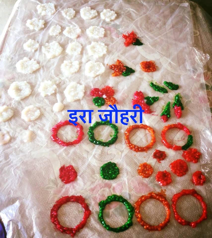 साबूदाना को पकाकर बनायें रंग रंगीले और सफेद पापड़