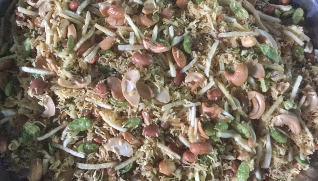 दालमोठ की तैयारी