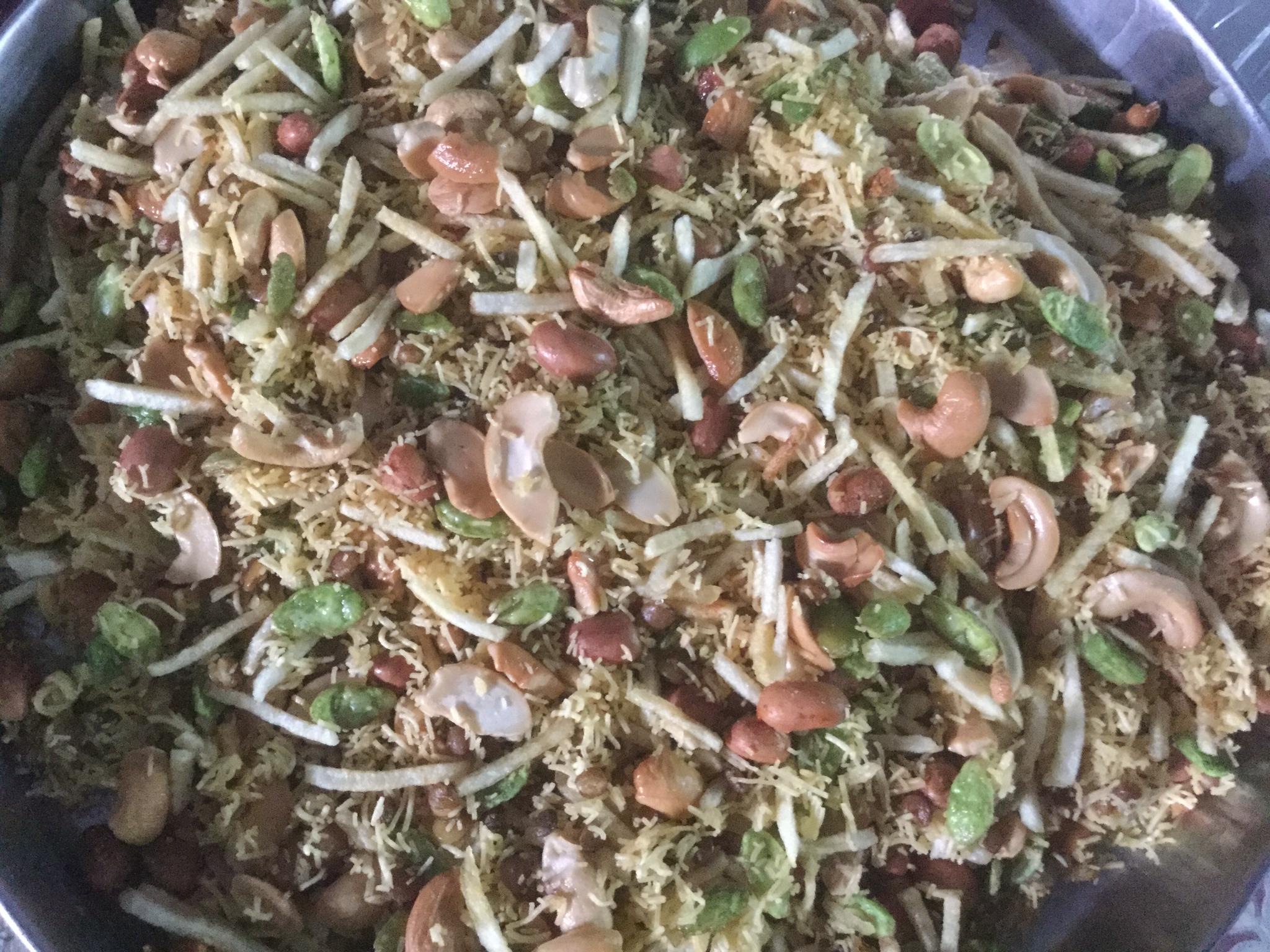 दालमोठ की तैयारी