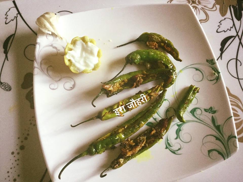 दही और नींबू के रस वाली लहसुनिया मिर्चें