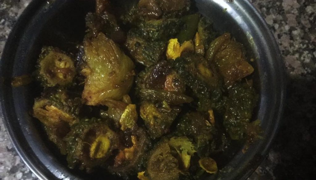 कम चिकनाई मे बनने वाला इमली की खटास व गुड़ की मिठास वाला खट्मिट्ठा करेला