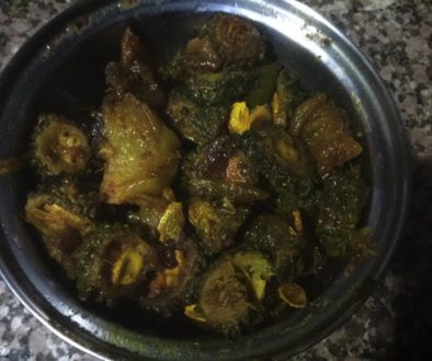 कम चिकनाई मे बनने वाला इमली की खटास व गुड़ की मिठास वाला खट्मिट्ठा करेला