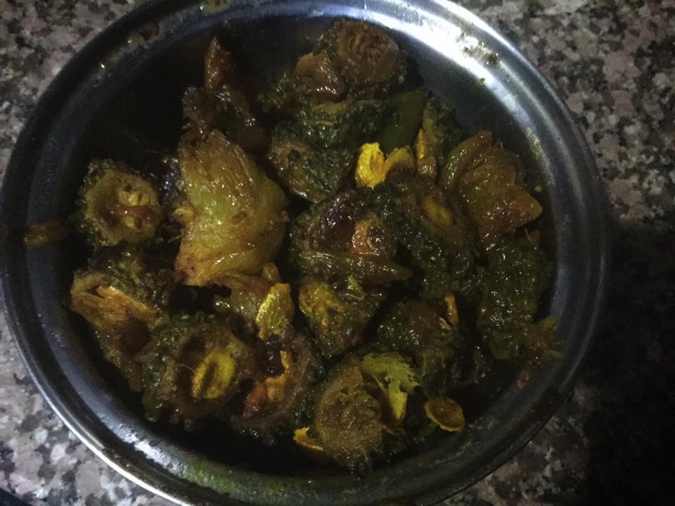 कम चिकनाई मे बनने वाला इमली की खटास व गुड़ की मिठास वाला खट्मिट्ठा करेला