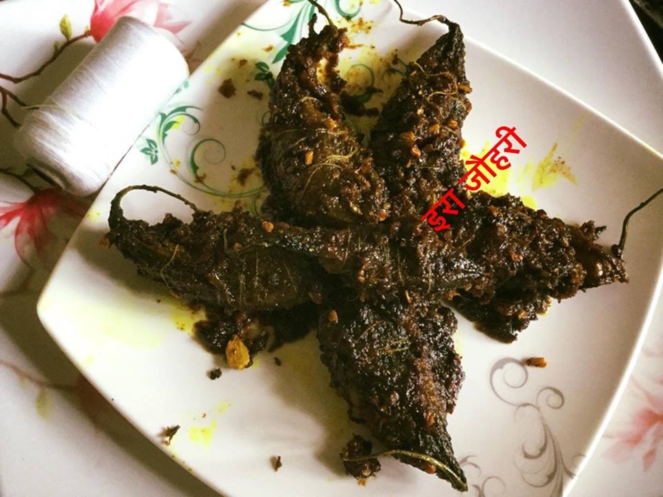 धागे से बँधे भरवाँ खट्मिट्ठे करेले