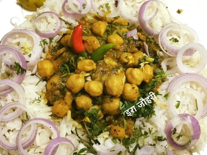 दही डाल कर बने पीले मसालेदार छोले
