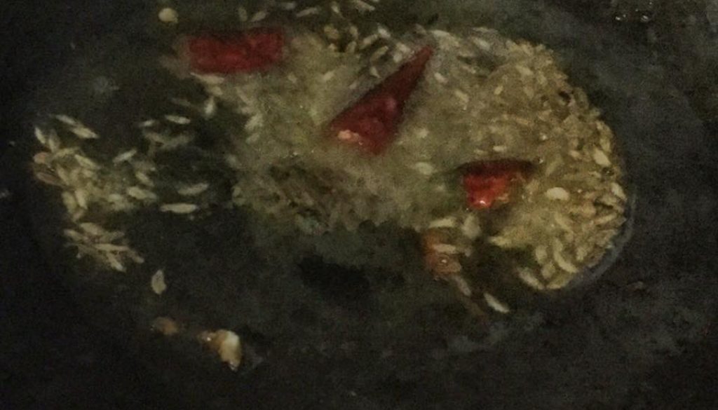 छिल्के वाली साबित मसूर की दाल