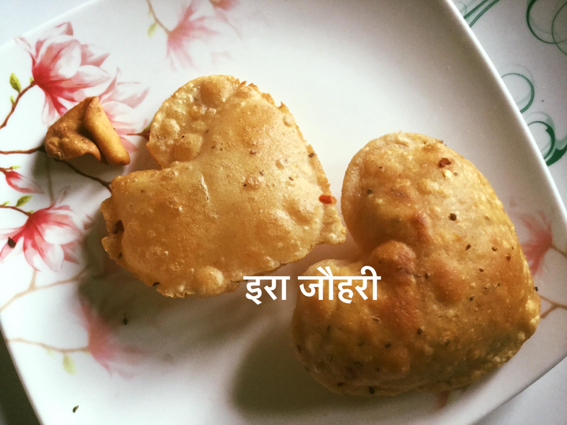 नमक अजवाइन की दिल के आकार की लालमिर्च पड़ी पूड़ियाँ