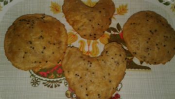 तिल पड़ी दिल के आकार की नमक अजवाइन की पूड़ियाँ