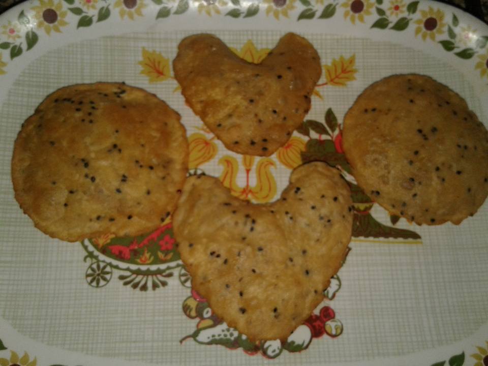 तिल पड़ी दिल के आकार की नमक अजवाइन की पूड़ियाँ