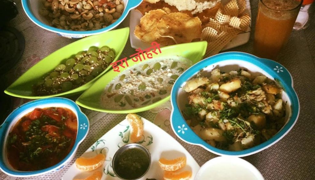 फलाहार  नवरात्रि की अष्टमी के दिन का फलाहार  काजू , बादाम , मखाना , मूँगफली और साबूदाना की गडबड , लौकी की अंगूरी खीर व अंगूरी हलुआ ,लौकी के फलाहारी कबाब , खट्टमिट्ठे टमाटर व खट्टी आम की चटनी , पारम्परिक विधि से भाप मे बने साबूदाना के पापड़ , आलू के पापड़ व आलू के जालीदार चिप्स , जीरेमिर्च के आलू के साथ तरावट देने के लिये मौसम मे पहली बार बनाया गया बेल का शर्बत भी है