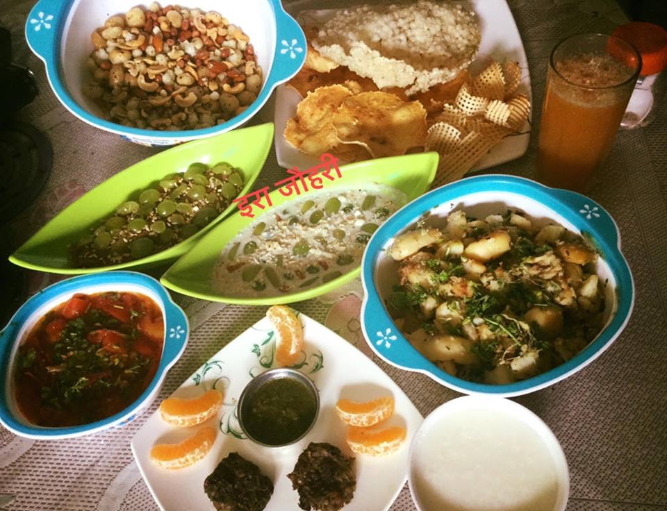 फलाहार  नवरात्रि की अष्टमी के दिन का फलाहार  काजू , बादाम , मखाना , मूँगफली और साबूदाना की गडबड , लौकी की अंगूरी खीर व अंगूरी हलुआ ,लौकी के फलाहारी कबाब , खट्टमिट्ठे टमाटर व खट्टी आम की चटनी , पारम्परिक विधि से भाप मे बने साबूदाना के पापड़ , आलू के पापड़ व आलू के जालीदार चिप्स , जीरेमिर्च के आलू के साथ तरावट देने के लिये मौसम मे पहली बार बनाया गया बेल का शर्बत भी है