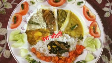 दोपहर का भोजन उर्द की दाल ,रोटी ,चावल, भरवाँ करेले ,जीरे की तरोई , और आलू प्याज की सब्जी  ,सलाद  एवम् टमाटर , पुदीना और खीरे का रायता और मीठी बूँदी