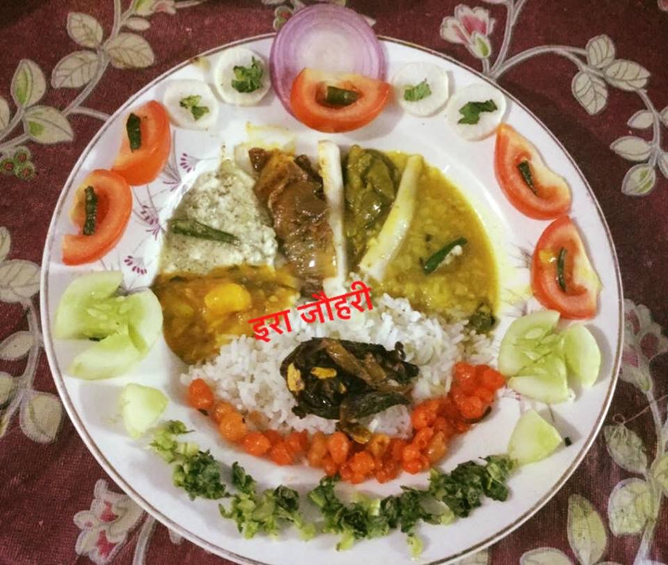 दोपहर का भोजन उर्द की दाल ,रोटी ,चावल, भरवाँ करेले ,जीरे की तरोई , और आलू प्याज की सब्जी  ,सलाद  एवम् टमाटर , पुदीना और खीरे का रायता और मीठी बूँदी