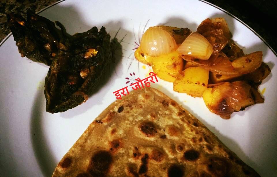 भरवाँ खट्टे करेले व मेथी मिर्च सेछुके प्याज आलू  संग पराठा