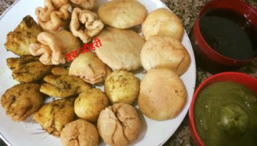 खस्ता ,समोसे ,बाल्स ,कचौड़ी और उड़द की दाल की गठरी!!!!! और दाल के समोसे दो तरह के है एक सादे दूसरे मसाला मेथी के यानी मेथी की खुशबू वाले