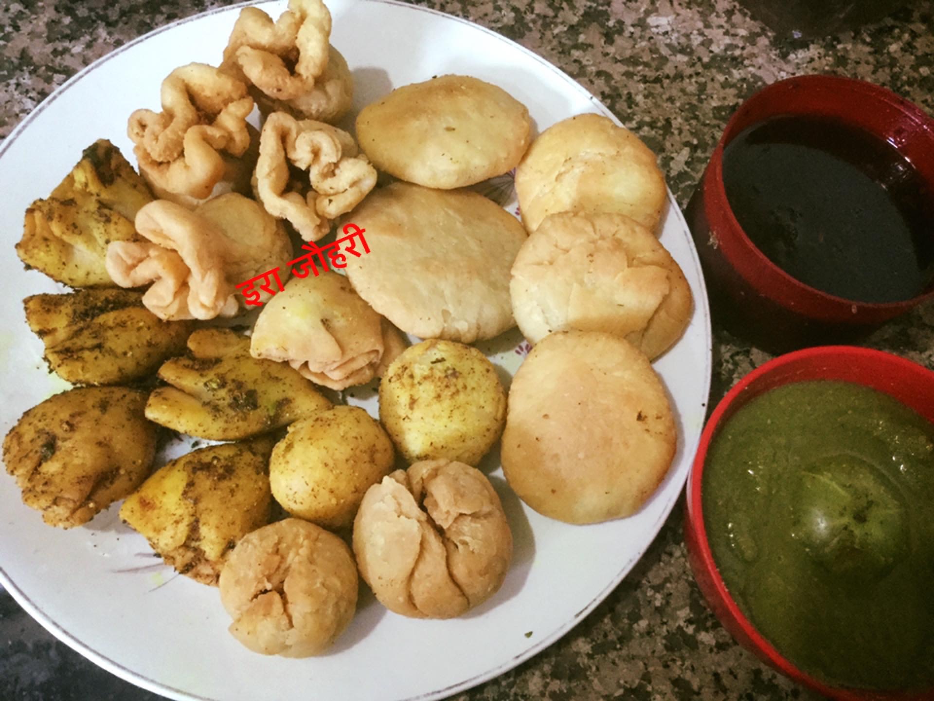 खस्ता ,समोसे ,बाल्स ,कचौड़ी और उड़द की दाल की गठरी!!!!! और दाल के समोसे दो तरह के है एक सादे दूसरे मसाला मेथी के यानी मेथी की खुशबू वाले