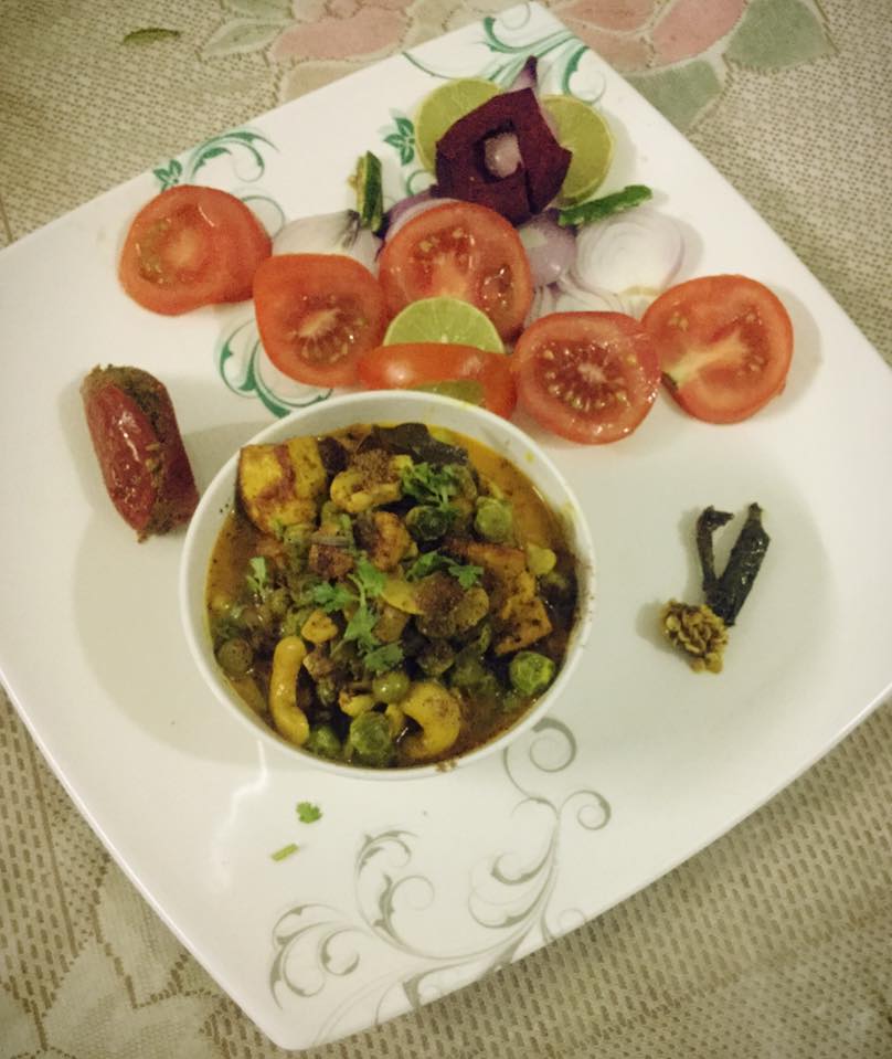 काजू , मटर ,मखाना ,पनीर की लज़्ज़तदार ज़ायक़ेदार रसीली सब्जी