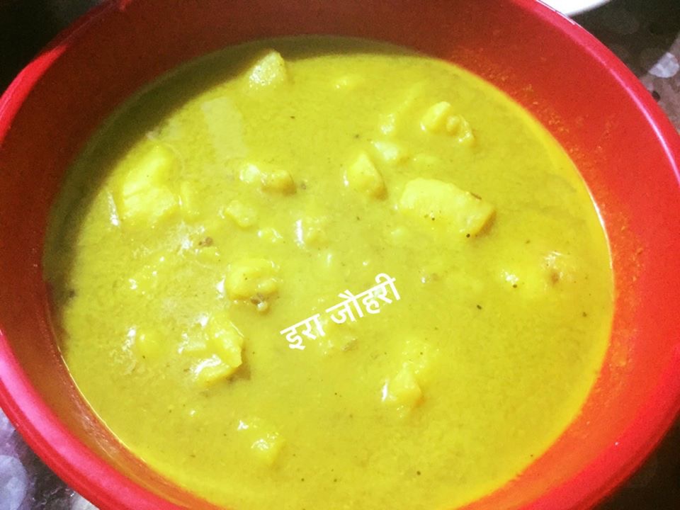 दही वाले मसालेदार पीली ग्रेवी वाले आलू