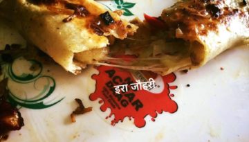 चीजी नूडल्स पराठा रोल