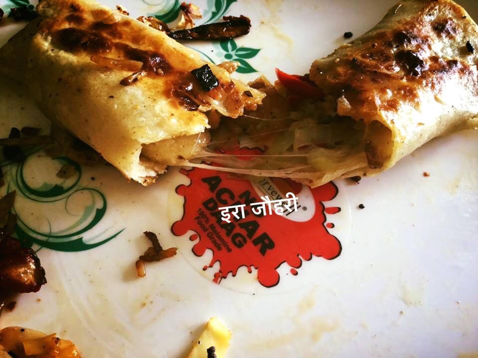 चीजी नूडल्स पराठा रोल