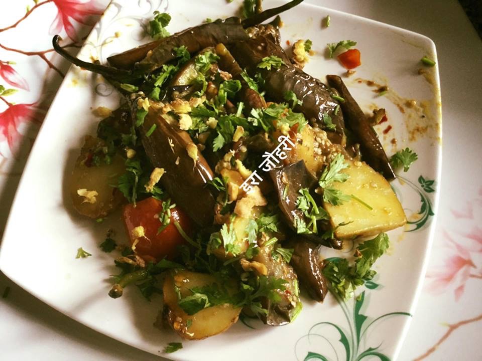 कम चिकनाई मे बनी लहसुन अदरक वाली बैगन आलू की सूखी सब्जी