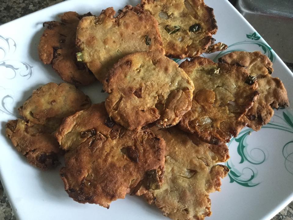 प्याज की बेसनी कचौड़ियाँ  Payaj ki besani kachauriya