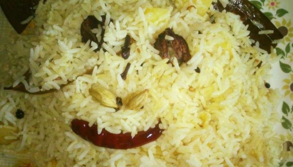 घर मे खाने वाले रोजमर्रा के चावल से बनाया खङे गरम मसाले का पुलाव  व नमकीन दही