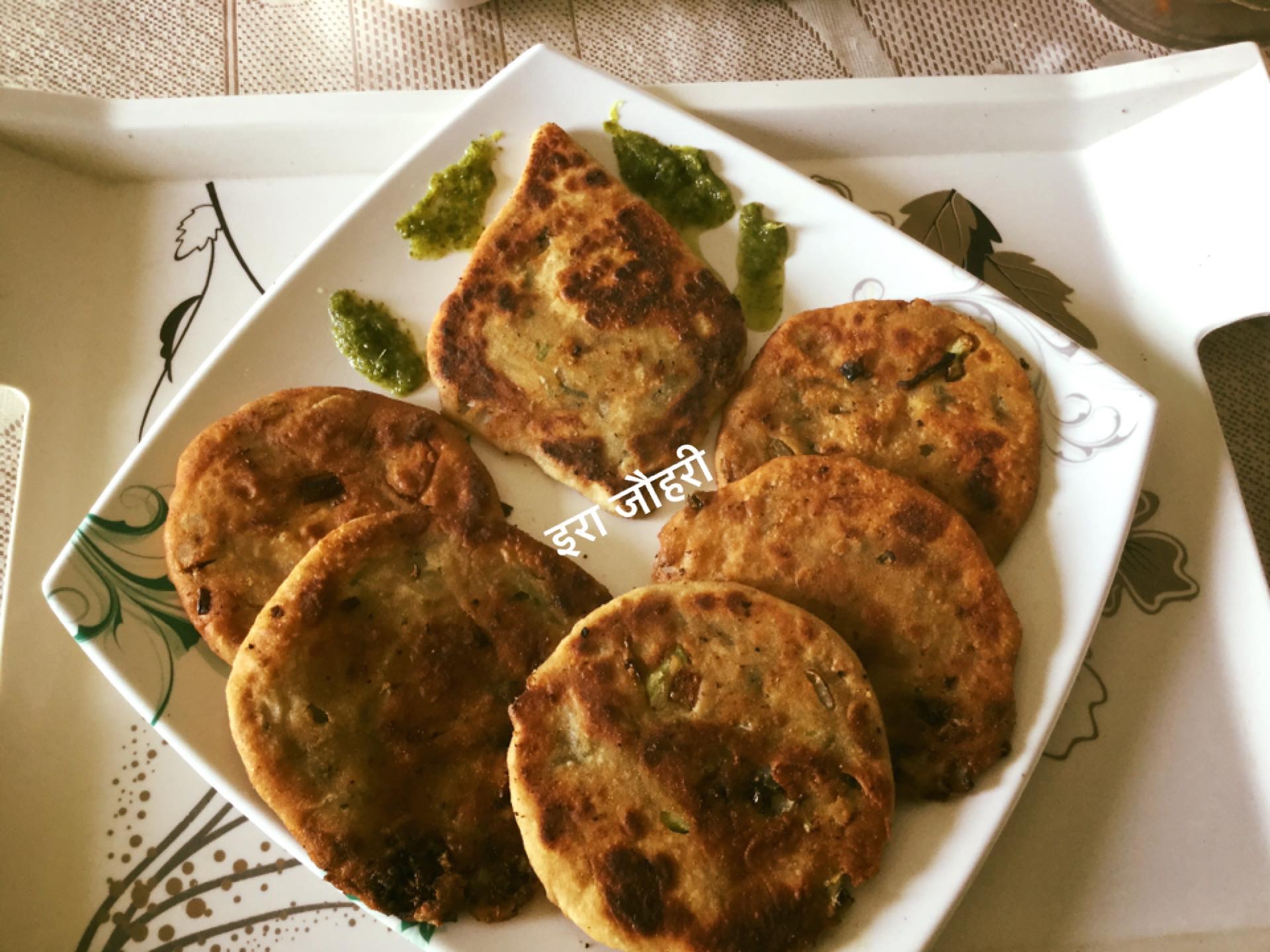 प्याज और गोभी की भरवाँ बेसनी कचौड़ियाँ हरीधनिया नीबू की चटपटी चटनी संग फ़रमाइये !!!