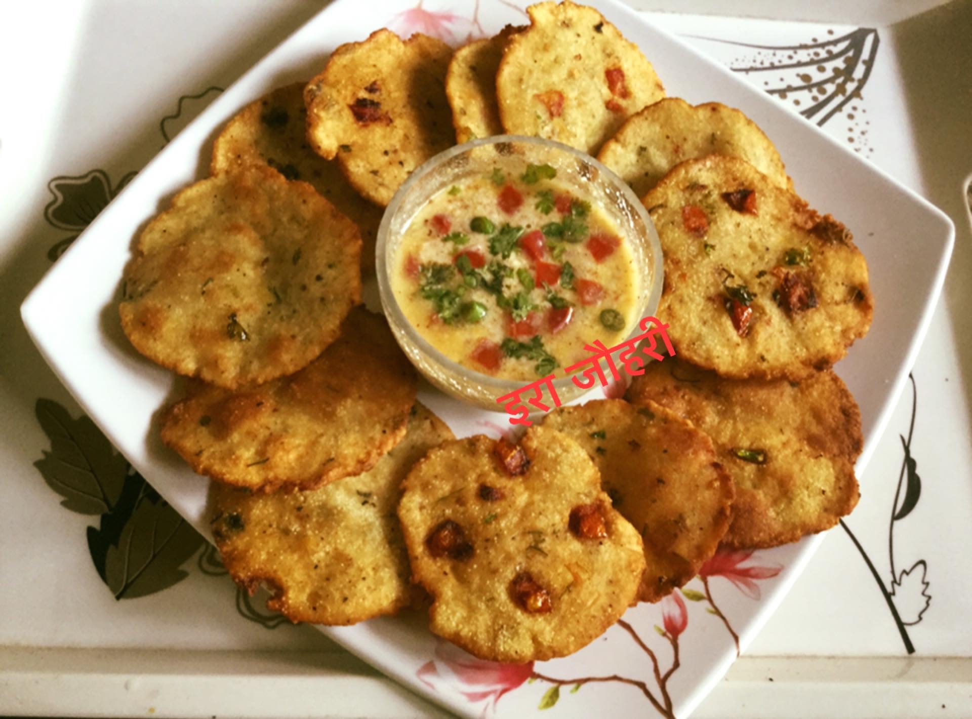 चावल की टमाटरी पूड़ी और छौंका हुआ दही