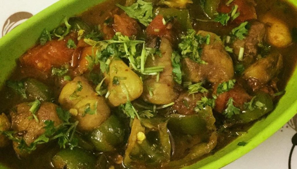 सिंघाड़े , शिमलामिर्च व टमाटर की सूखी व रसीली सब्जी !!!!