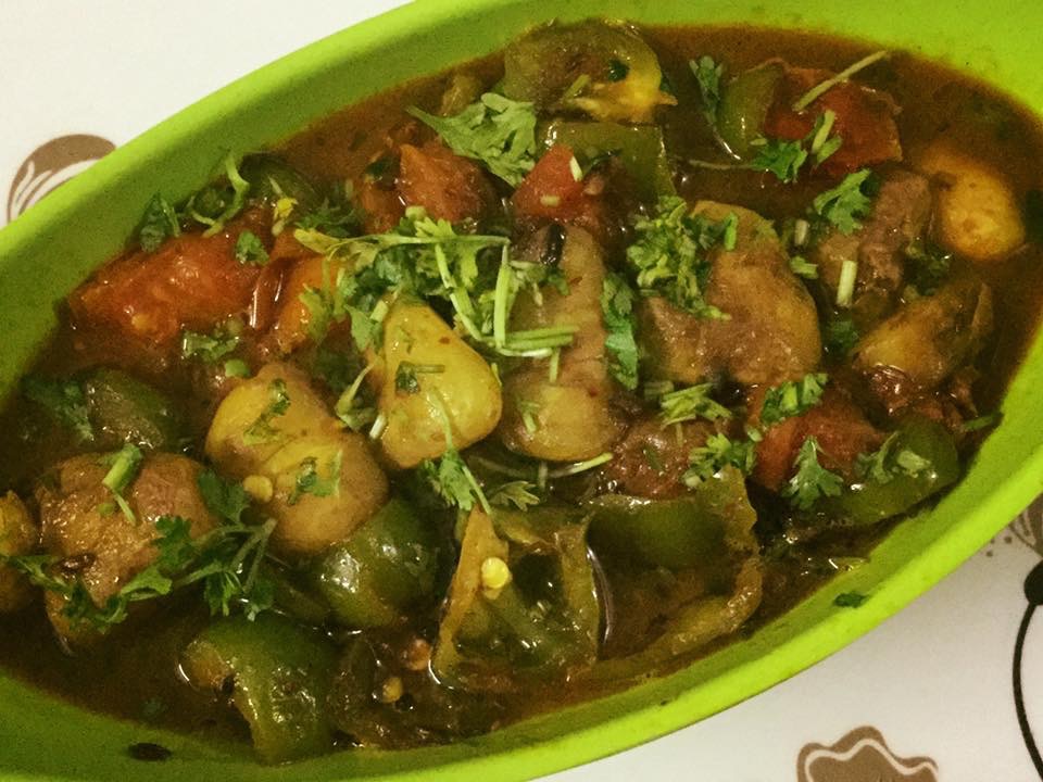 सिंघाड़े , शिमलामिर्च व टमाटर की सूखी व रसीली सब्जी !!!!