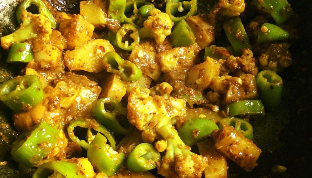 गोभी ,सिंघाड़ा ,मूली ,मिर्च का मिक्स मौसमी अचार !!!!