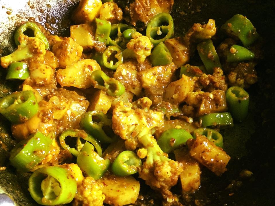 गोभी ,सिंघाड़ा ,मूली ,मिर्च का मिक्स मौसमी अचार !!!!