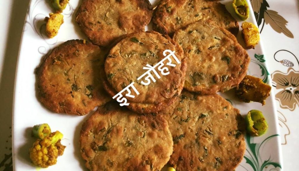 मेथी की बेसनी करारी पूड़ियाँ और गोभी ,सिंघाड़ा ,मूली ,मिर्च का मिक्स मौसमी अचार !