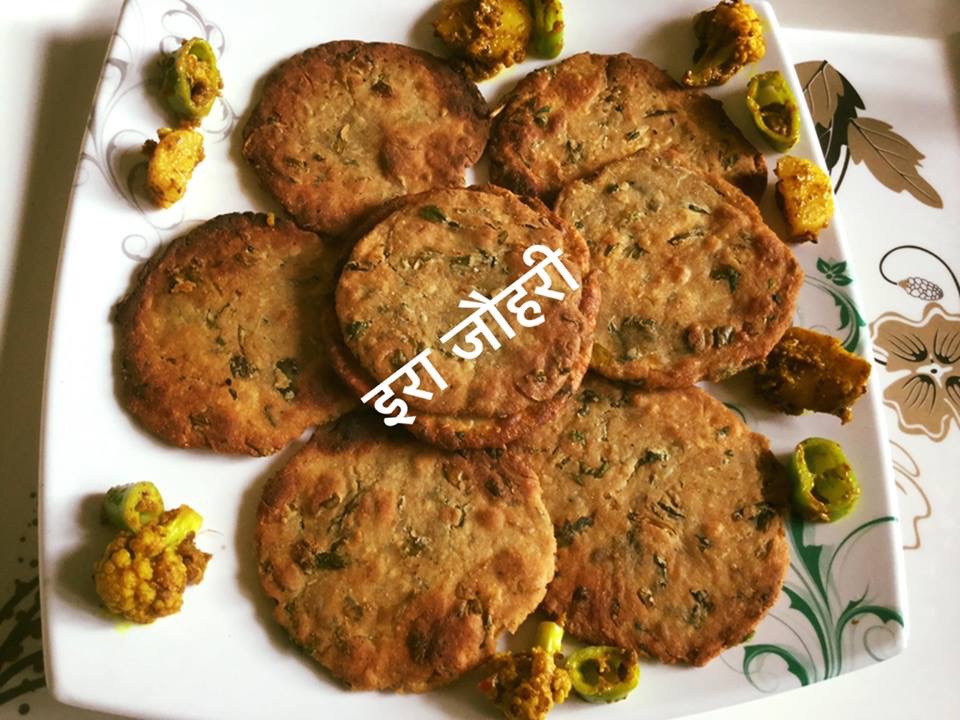 मेथी की बेसनी करारी पूड़ियाँ और गोभी ,सिंघाड़ा ,मूली ,मिर्च का मिक्स मौसमी अचार !