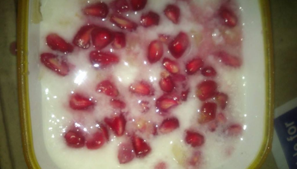मीठे दही मे अनन्नास और अनार के दाने मिला कर बनाये स्वादिष्ट श्रीखण्ड