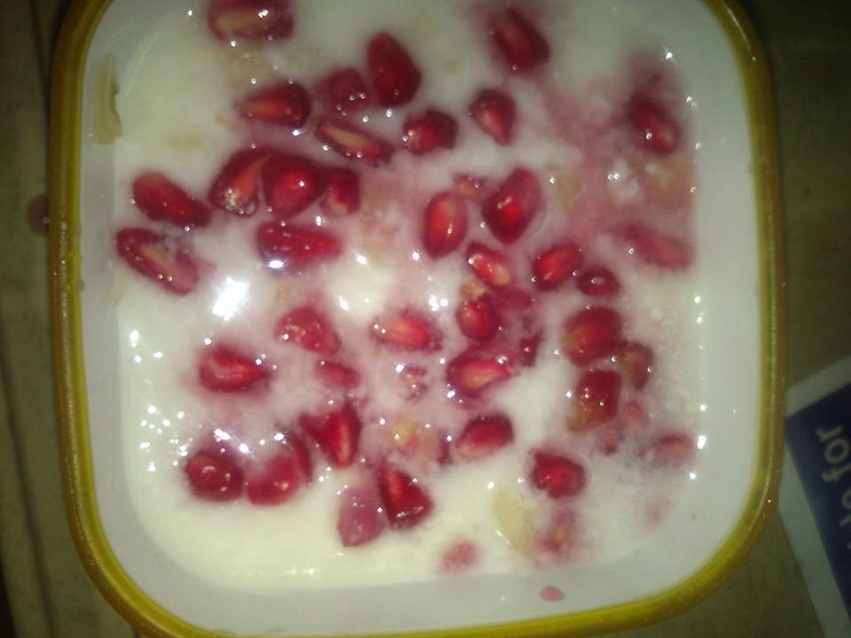 मीठे दही मे अनन्नास और अनार के दाने मिला कर बनाये स्वादिष्ट श्रीखण्ड