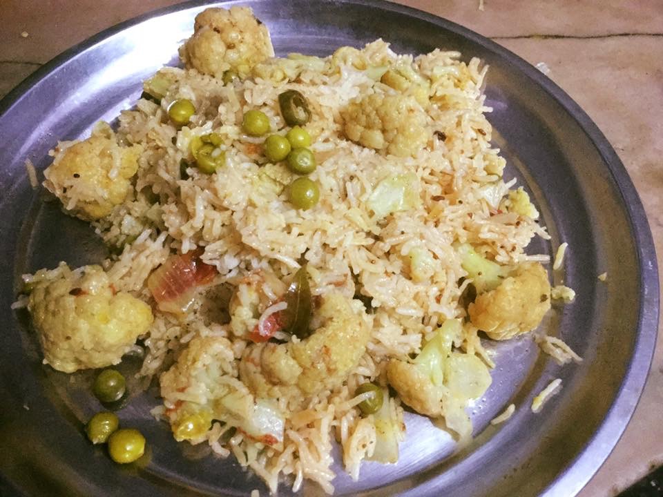 टमाटर ,गोभी का करीपत्ता डाल कर बना मस्त पुलाव !!!